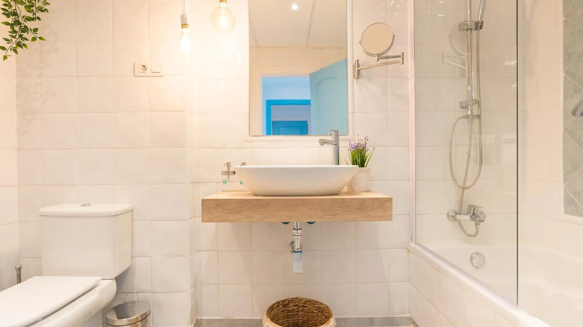 Apartment Boho Chic- Beachfront - Free Bikes - Salt Water Pool Torremolinos