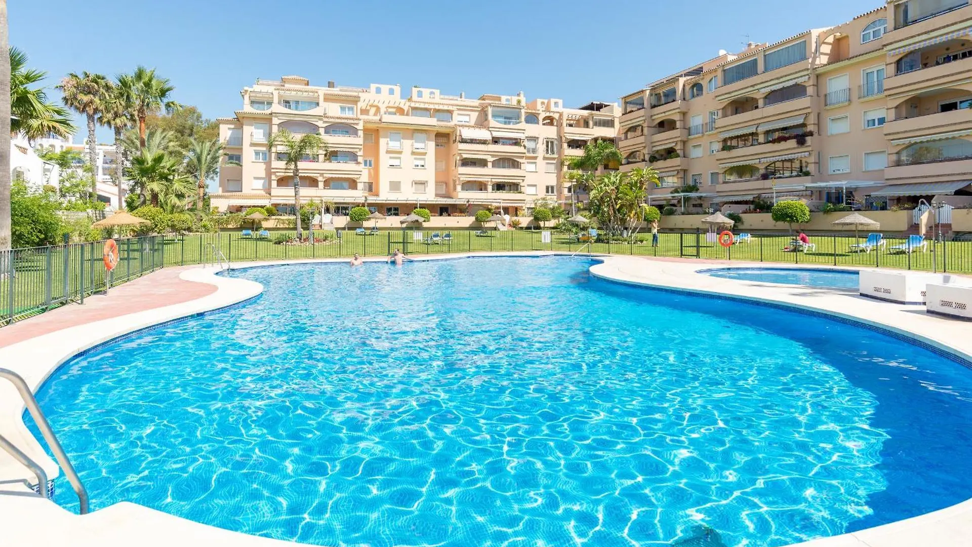 Apartment Boho Chic- Beachfront - Free Bikes - Salt Water Pool Torremolinos