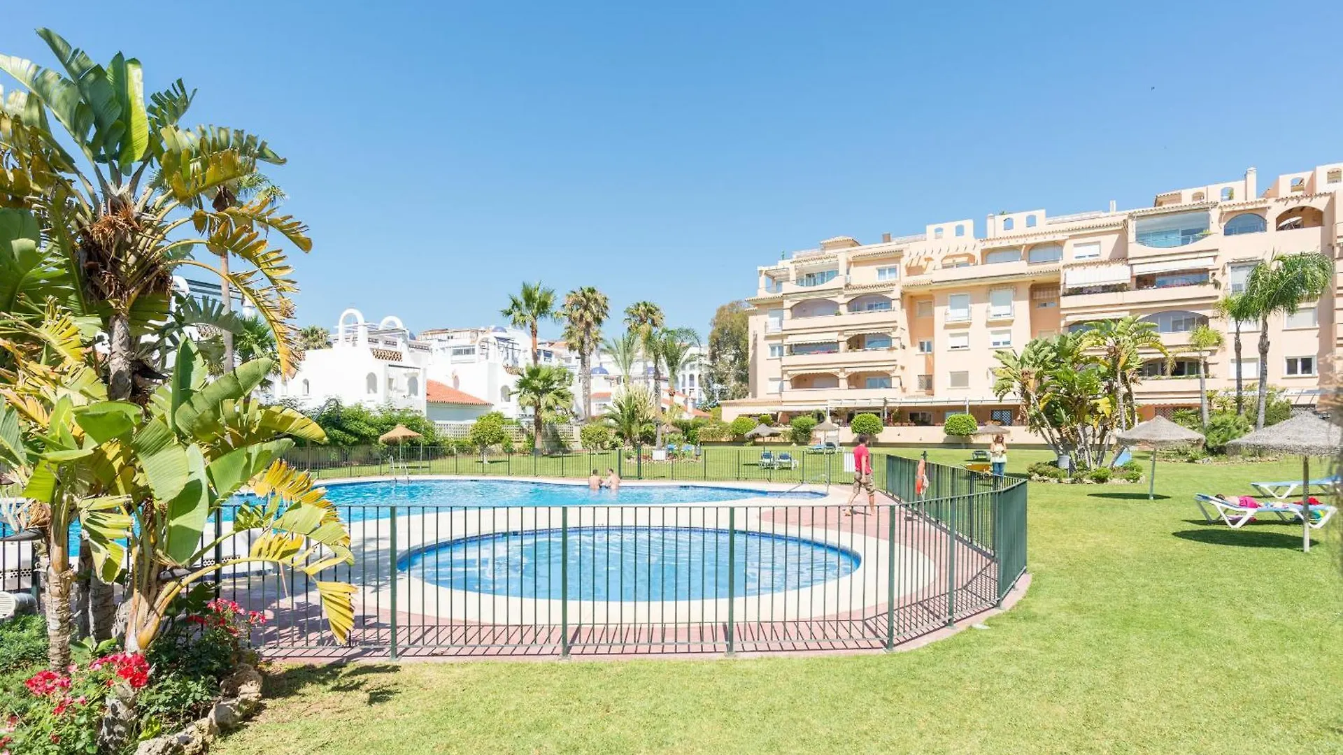 Apartment Boho Chic- Beachfront - Free Bikes - Salt Water Pool Torremolinos