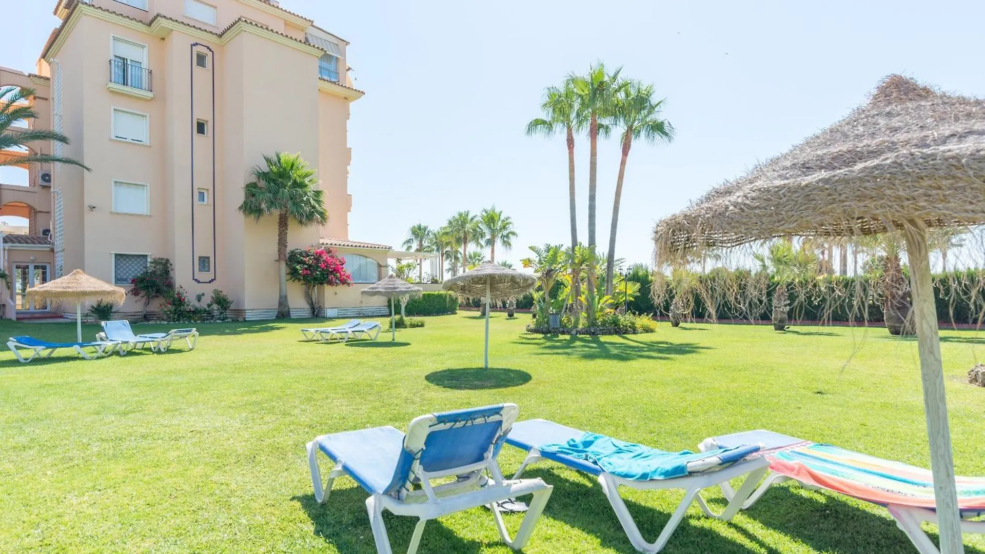 Boho Chic- Beachfront - Free Bikes - Salt Water Pool Torremolinos Spain