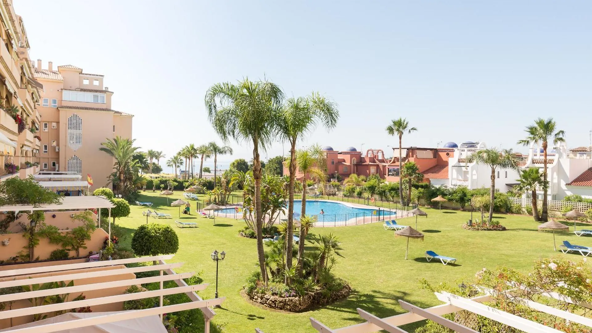 Apartment Boho Chic- Beachfront - Free Bikes - Salt Water Pool Torremolinos