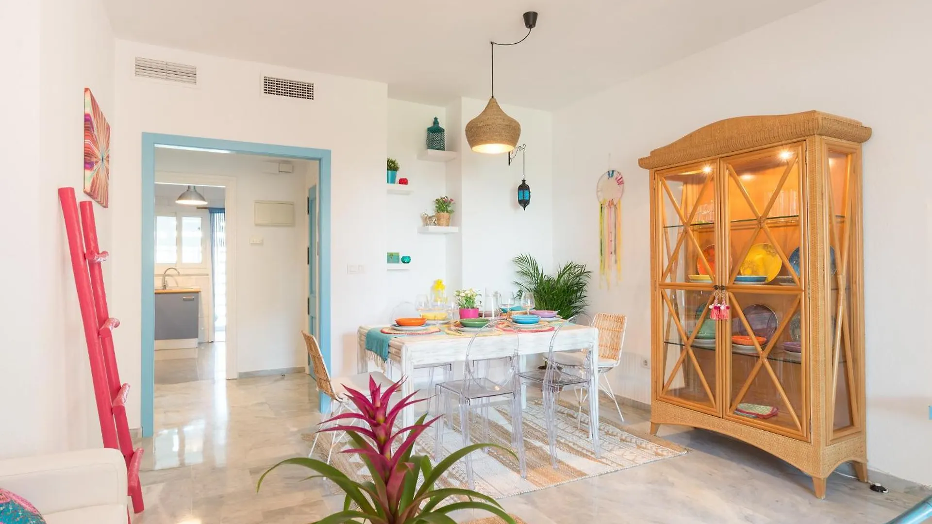 Boho Chic- Beachfront - Free Bikes - Salt Water Pool Torremolinos Apartment