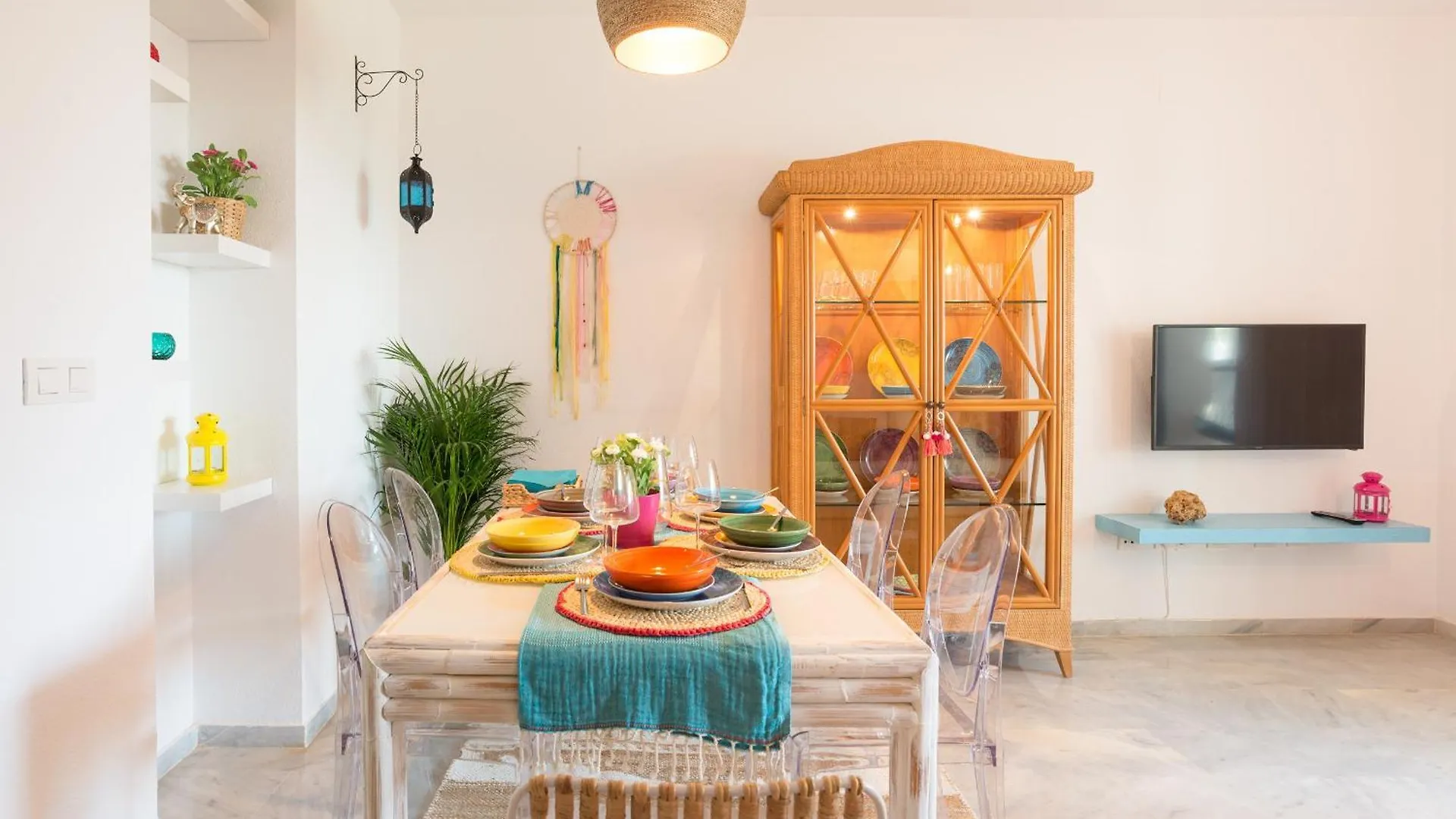 Boho Chic- Beachfront - Free Bikes - Salt Water Pool Torremolinos Apartment