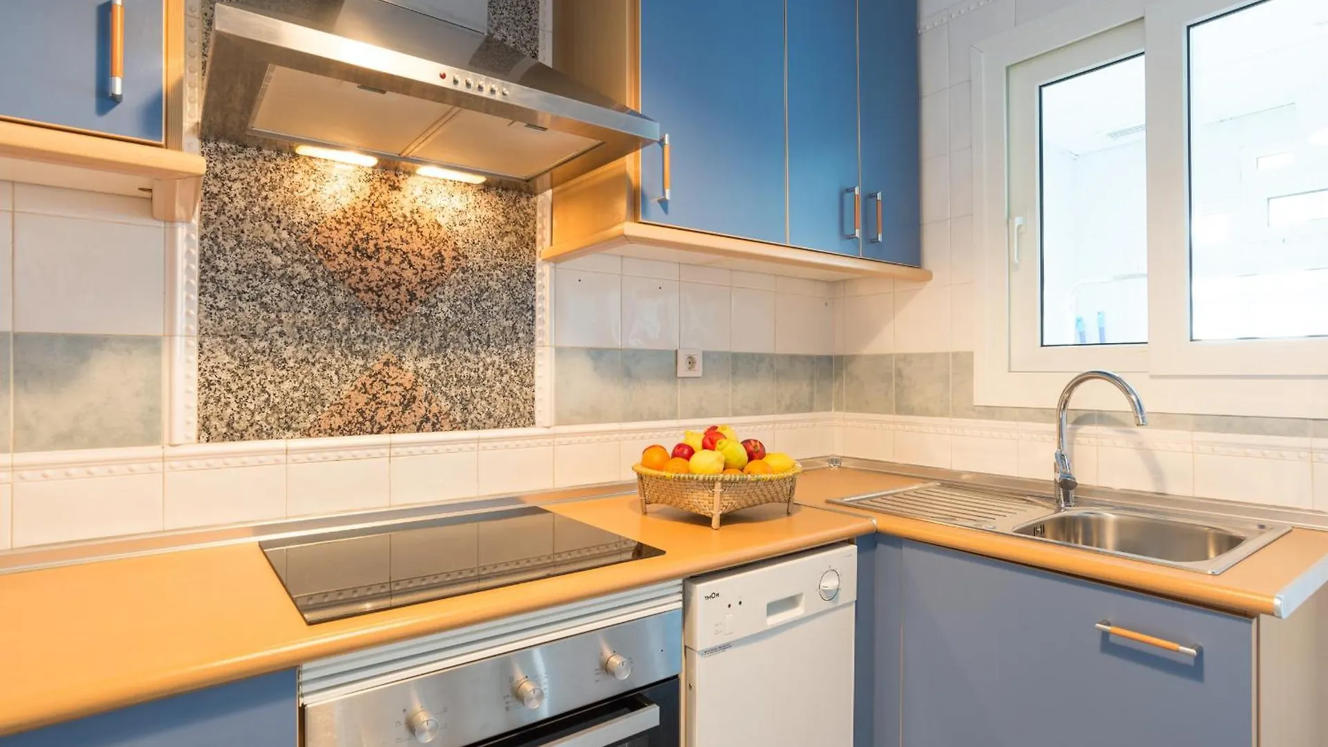 Boho Chic- Beachfront - Free Bikes - Salt Water Pool Torremolinos Apartment