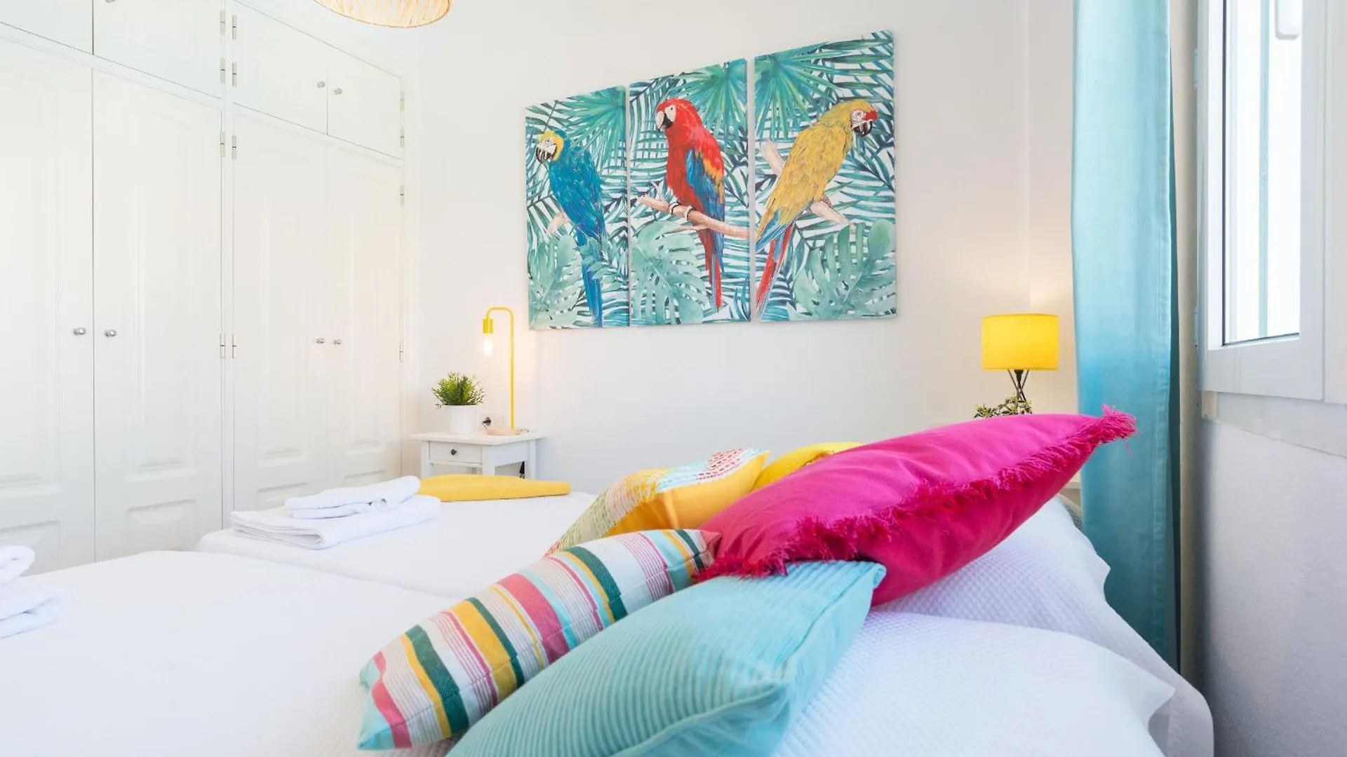 Boho Chic- Beachfront - Free Bikes - Salt Water Pool Torremolinos Apartment