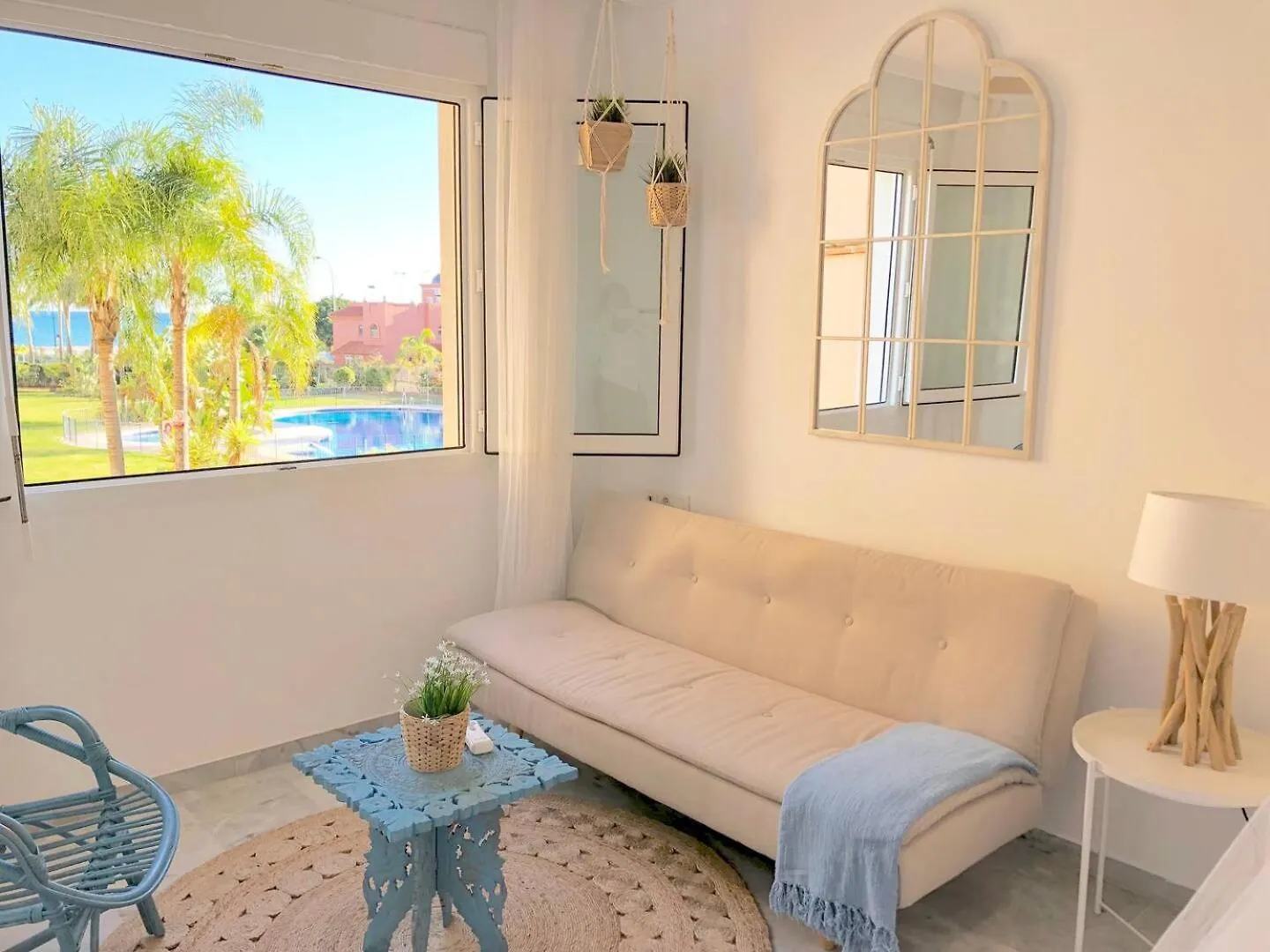 Boho Chic- Beachfront - Free Bikes - Salt Water Pool Torremolinos Apartment