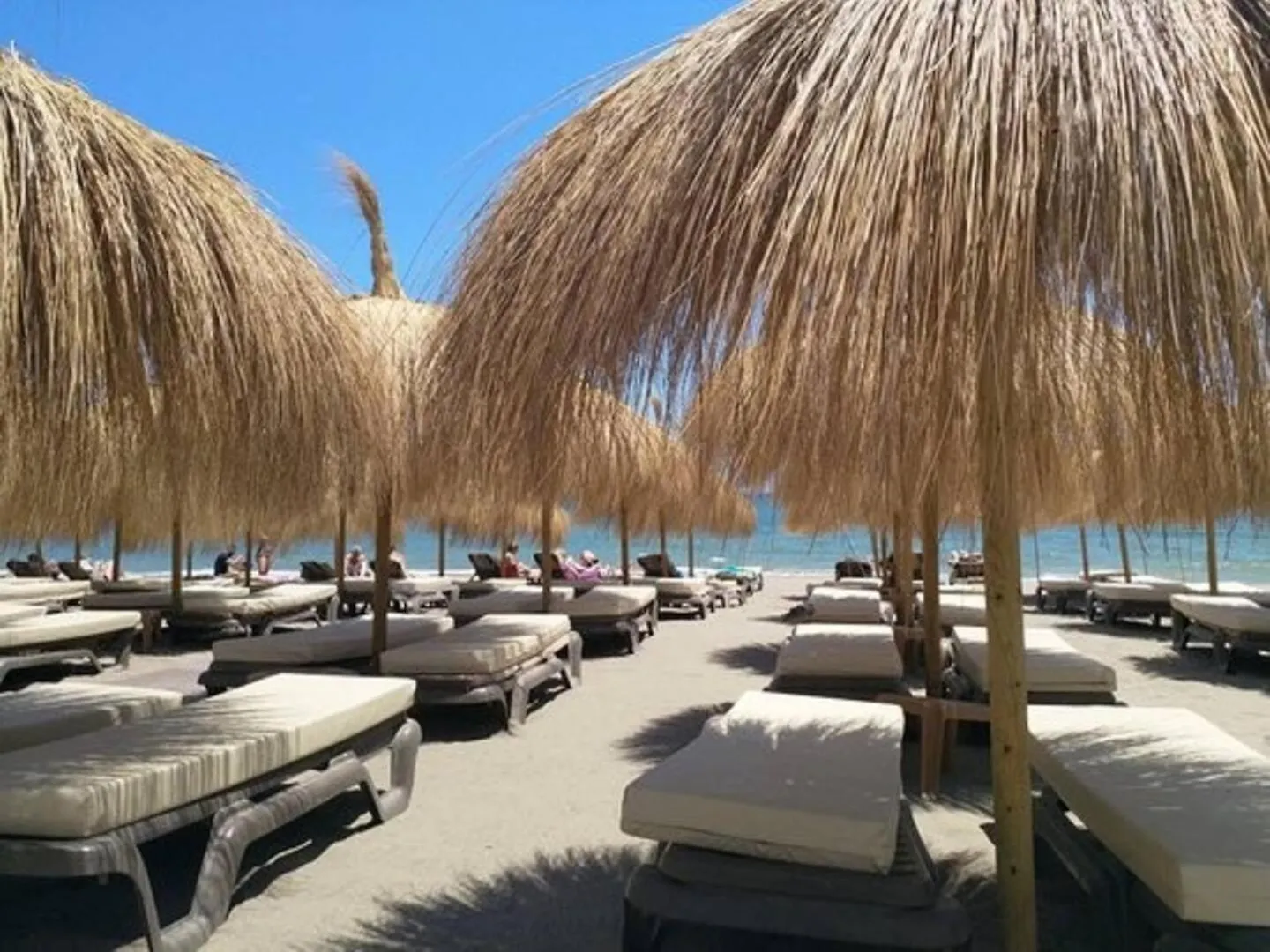 Boho Chic- Beachfront - Free Bikes - Salt Water Pool Torremolinos Apartment